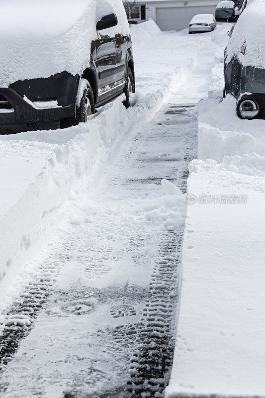 吹雪机的路径在深深的车道雪