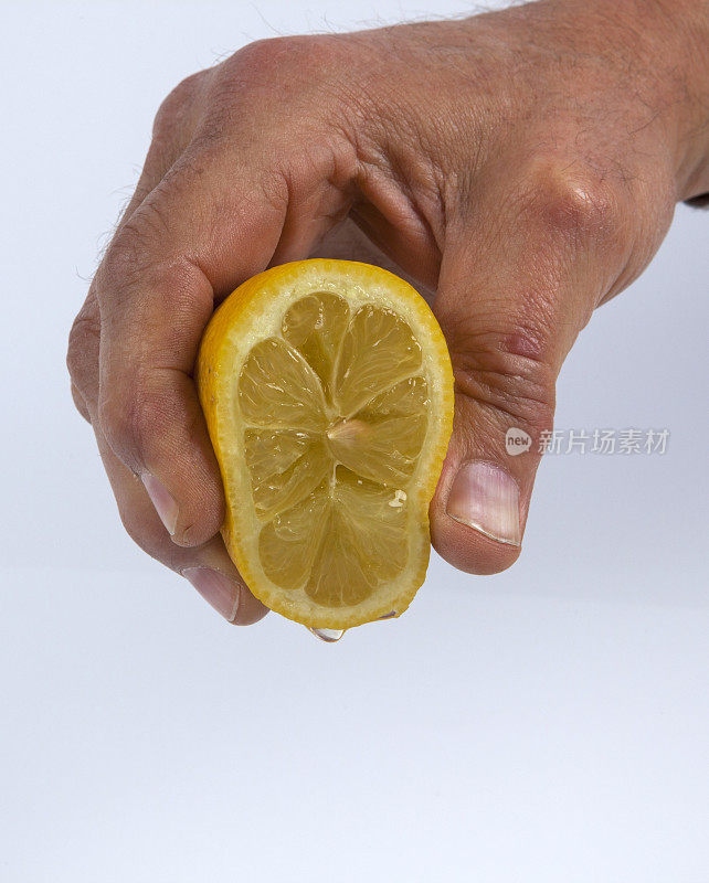 手挤压柠檬