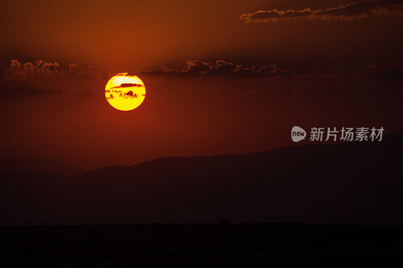 日落时红色和橙色天空上的太阳