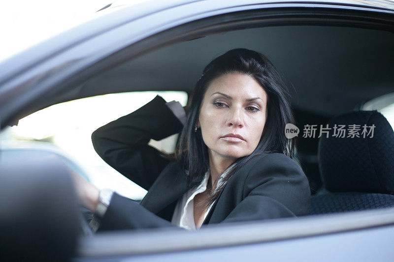 年轻女人开车