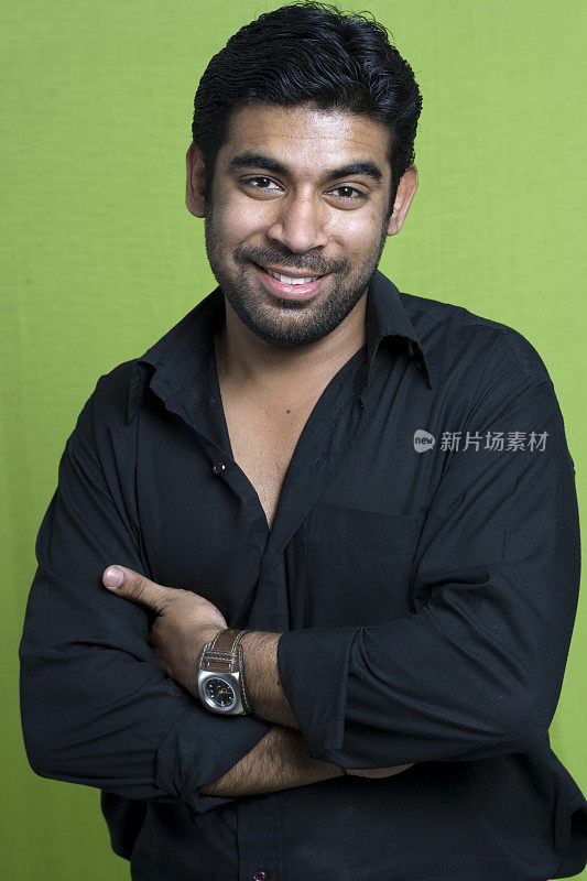 快乐的年轻印度男性成年人
