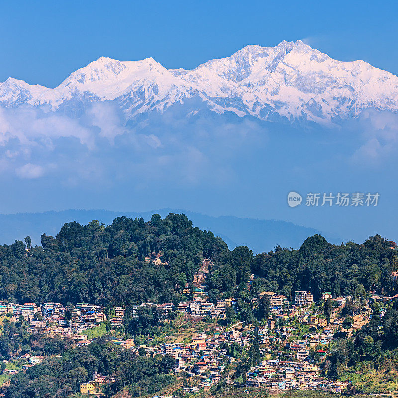 大吉岭全景，干城章嘉山为背景