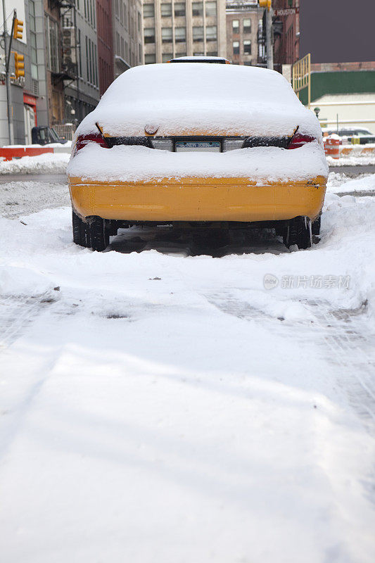 白雪皑皑的出租车