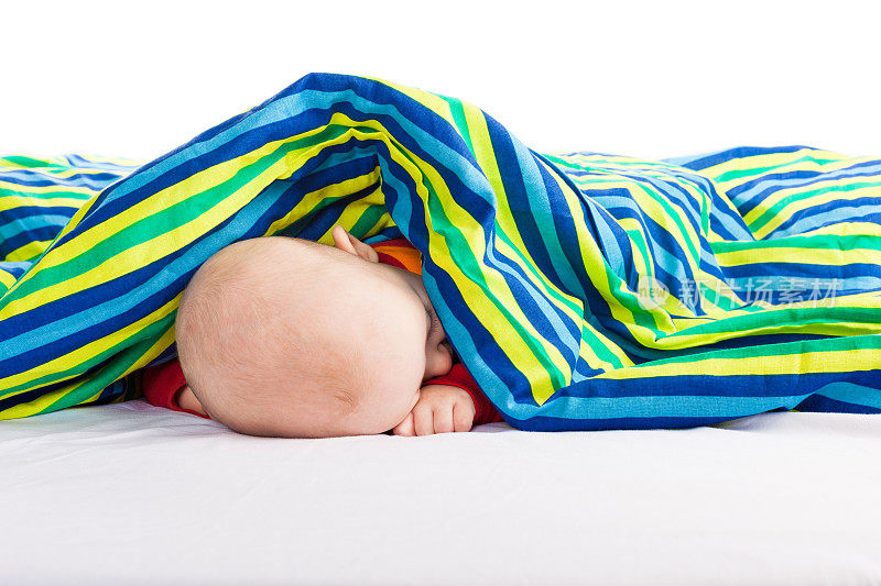 宝宝睡在白色背景的彩色毯子下