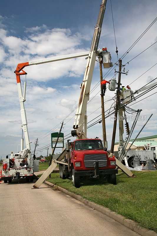 飓风过后恢复电力