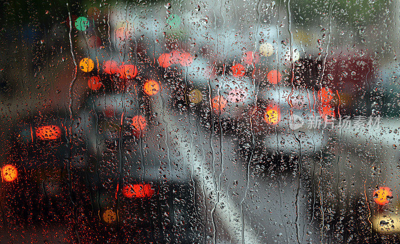 雨中的高峰时刻