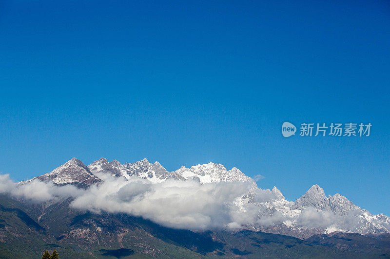 云从雪山升起