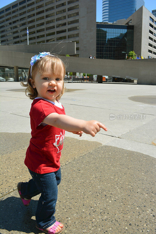 多伦多市区的一个2岁的漂亮女孩。