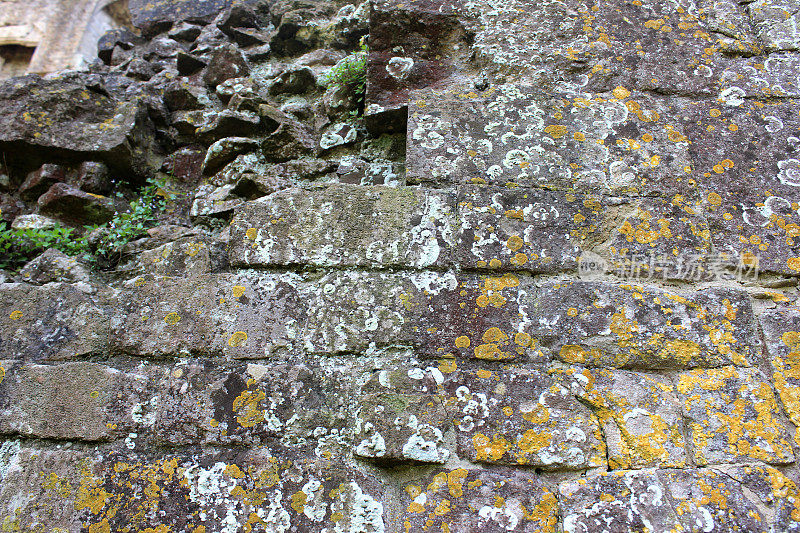 古老的鹅卵石砖墙，中世纪城堡遗址的一部分