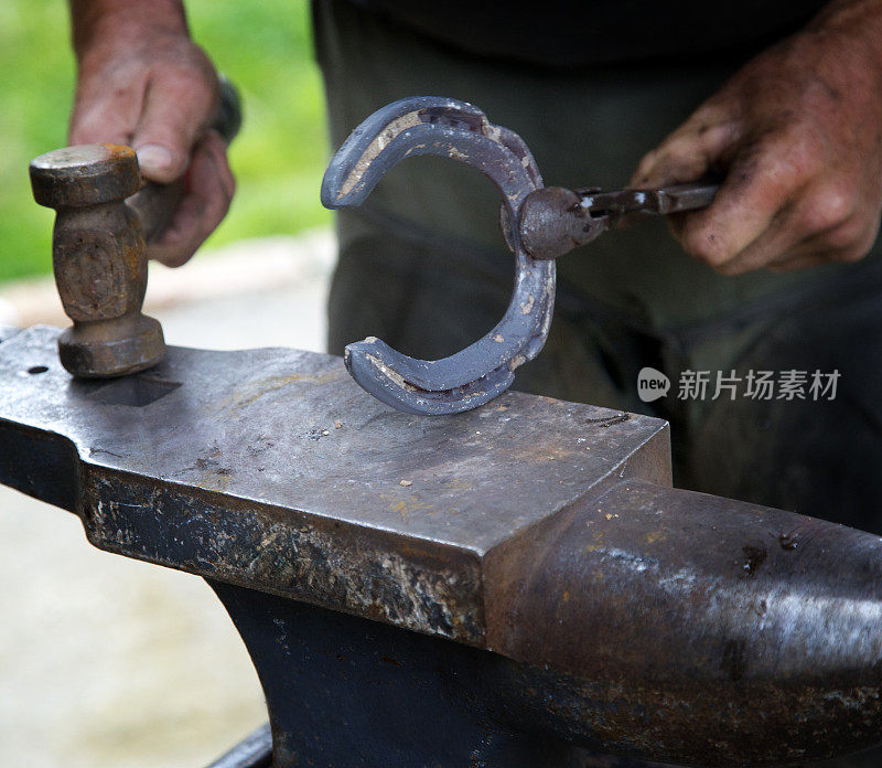 用马蹄铁工作的蹄铁匠