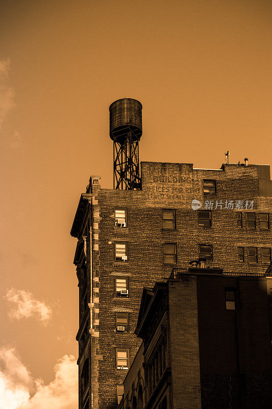 纽约的老砖楼和水塔