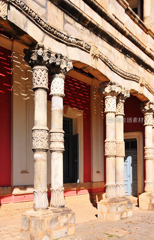 马达加斯加塔那那利佛:安塔菲亚瓦塔拉宫殿的圆柱