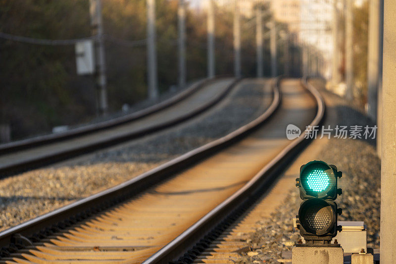 绿色信号灯和轨道