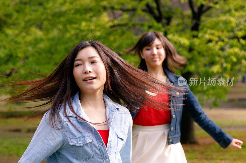 女孩们在公园里练习跳舞