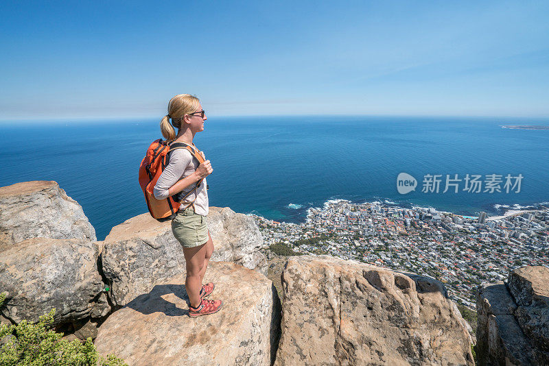 一名年轻女子在开普敦山顶上观看风景