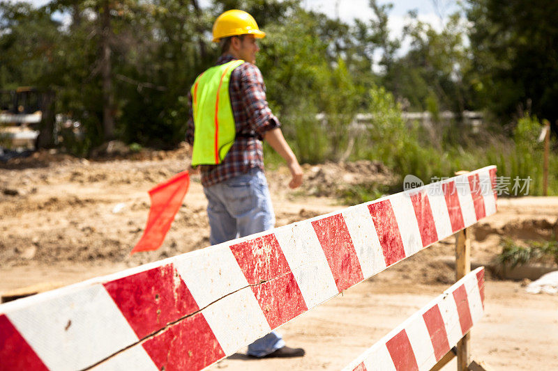 道路建设旗手。选择性地集中在路障的中点。