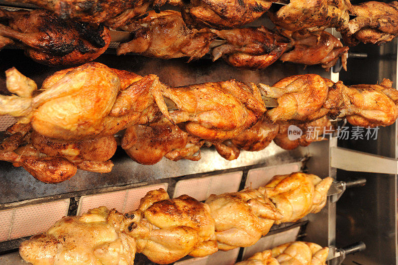 一排排烤鸡在商业烤架上烹饪