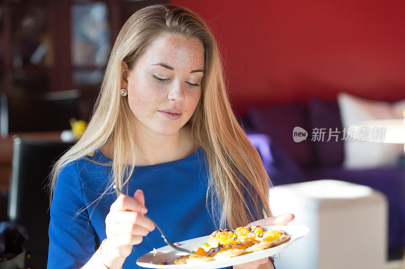 年轻女子正在吃零食