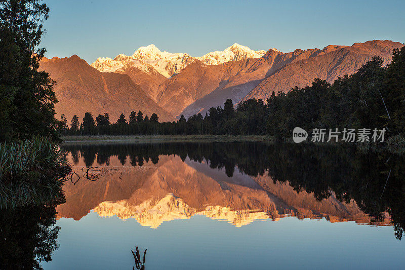 新西兰马锡森湖上库克山的完美倒影