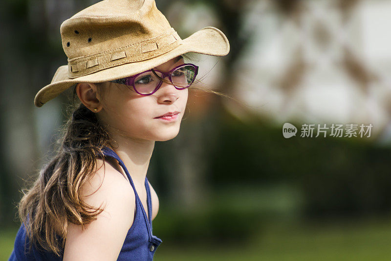 一个戴着牛角帽的漂亮女孩的肖像