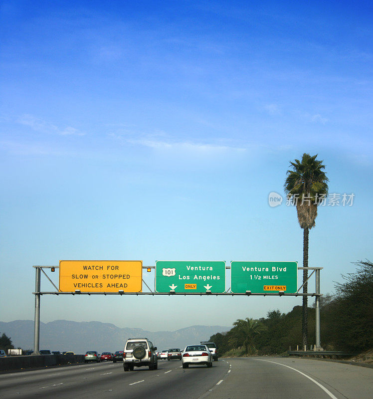 一个阳光明媚的日子，洛杉矶101高速公路出口。