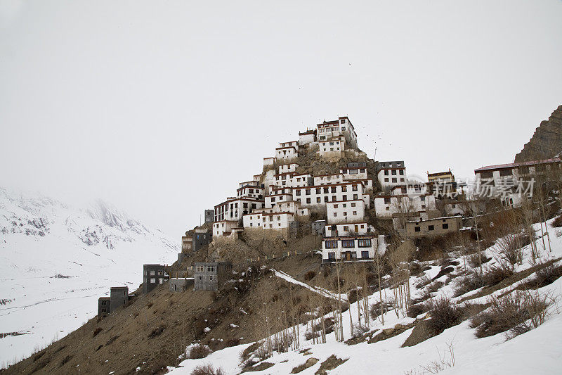 喜马拉雅雪山顶上的修道院