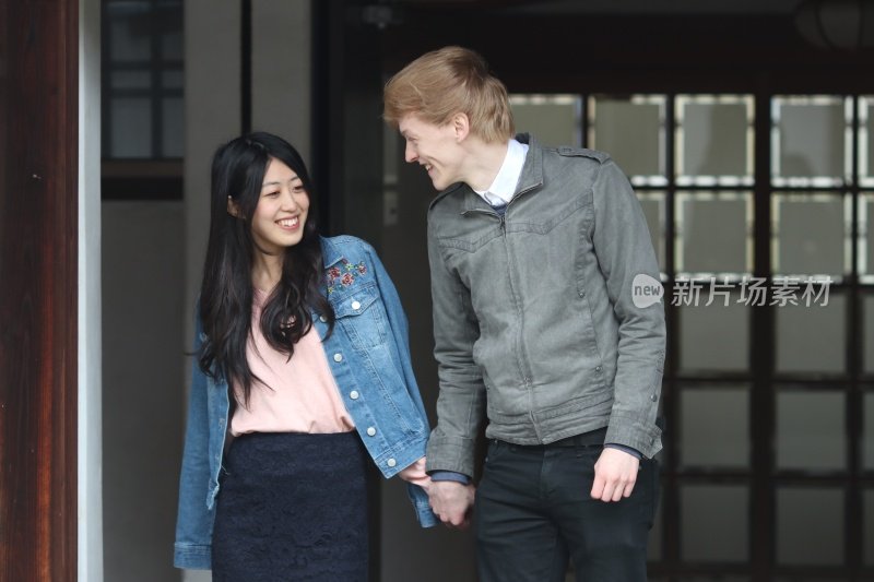 一对在日本寺庙散步的夫妇