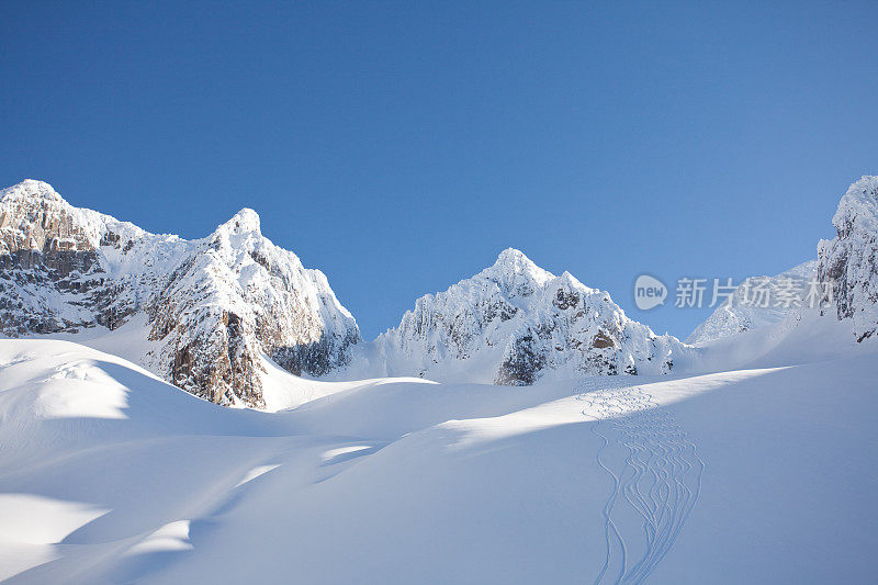 冰川上的滑雪痕迹