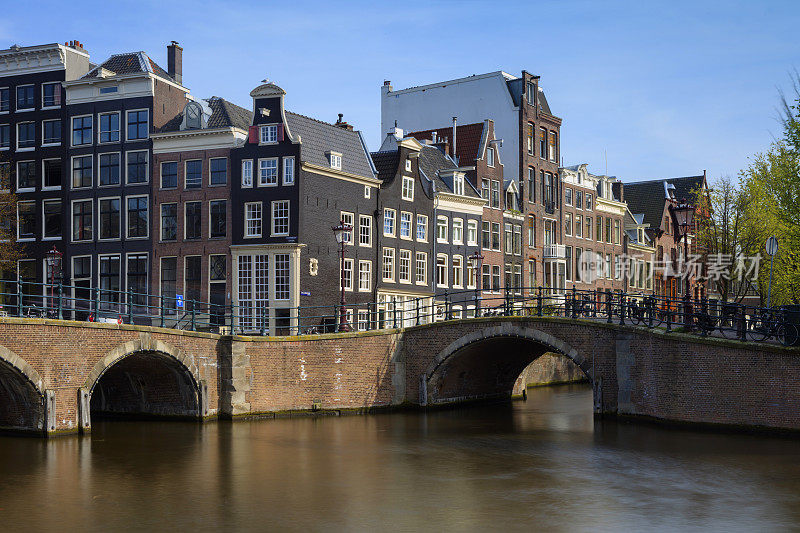 阿姆斯特丹运河房屋的特色外墙和山墙