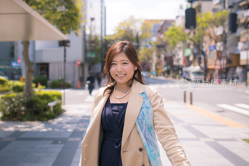 年轻的日本执行董事在城市的肖像