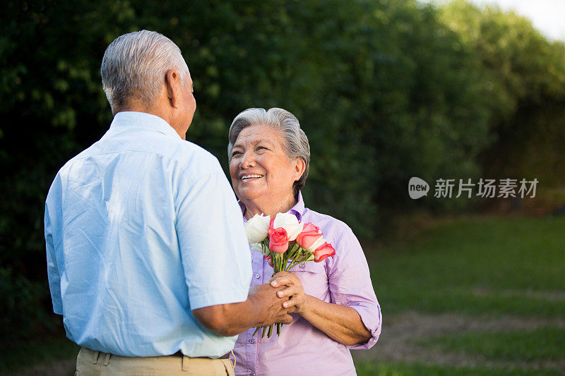 年长的妻子收到鲜花