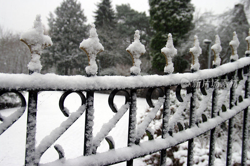 大门被新雪覆盖