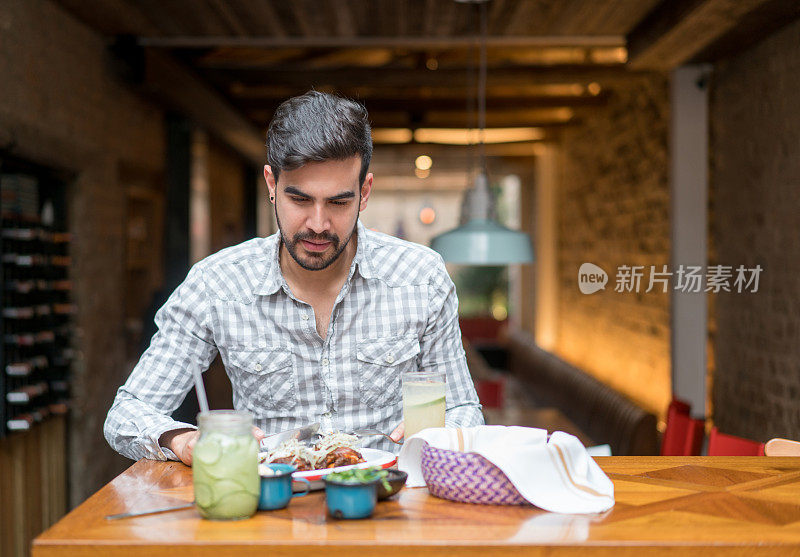 一个在墨西哥餐馆吃饭的男人