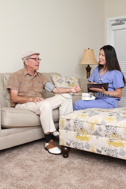 老年男性血压检测由亚洲护理垂直