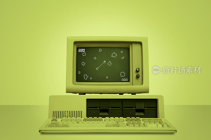 老式电脑显示器上的老式电子游戏