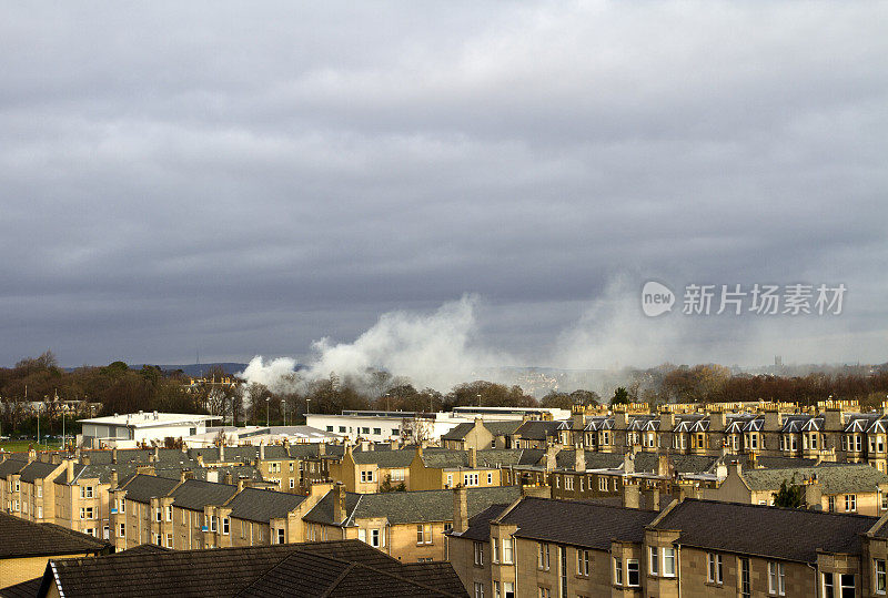 苏格兰爱丁堡上空的烟雾