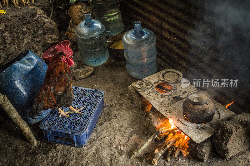 贫穷的生活，贫穷和在外面的火上做饭。