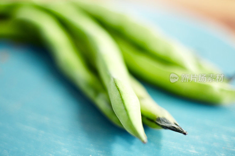 切菜板上的绿蚕豆的特写