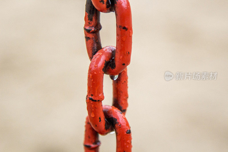 红铁链在雨中