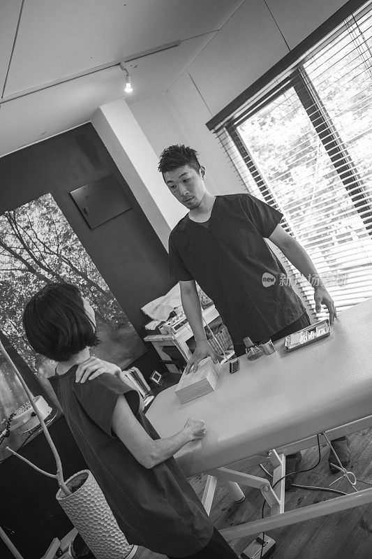 日本女性在日本京都接受针灸治疗专家