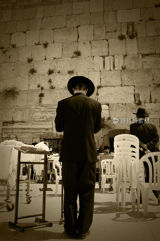 在哭墙前祈祷的正统犹太人