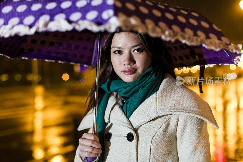 一名中国妇女在雨天在户外散步