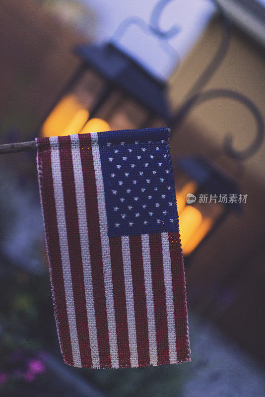 带有蜡烛和美国国旗的花园灯笼代表美国节日