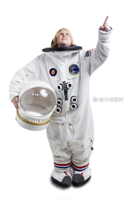 穿着太空服的宇航员男孩指着天空