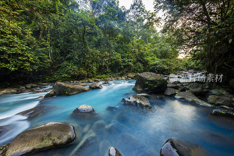 小溪流过岩石的风景