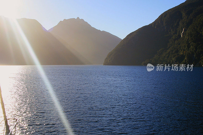 阳光和雄伟的疑声峡湾，田园诗般的峡湾景观，新西兰南部全景