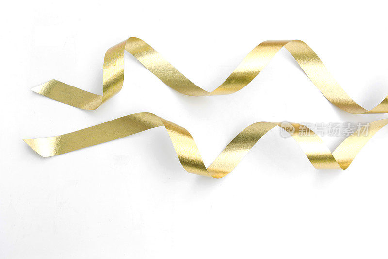 螺旋状的金色丝带孤立在白色的背景上。