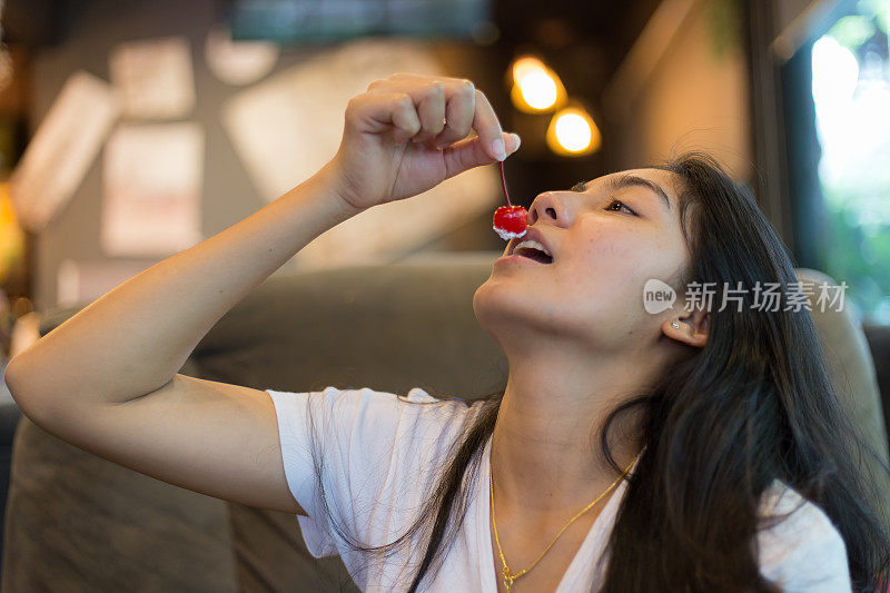 美丽的亚洲女孩与樱桃
