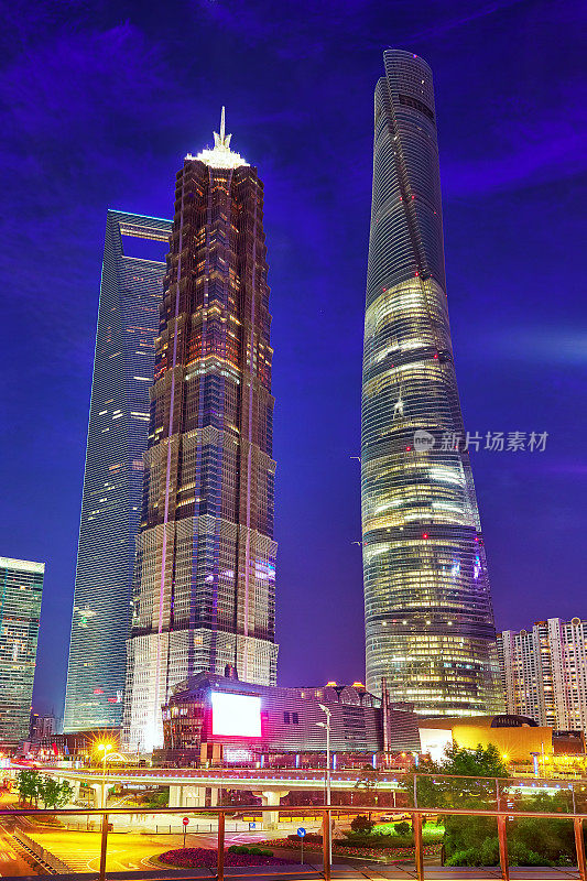 美丽的办公大楼，夜景城市上海
