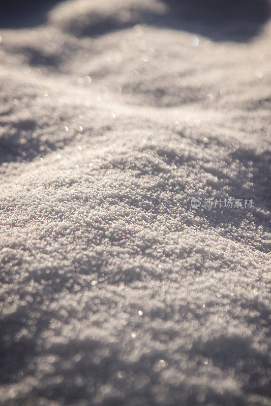 阳光下的雪毯